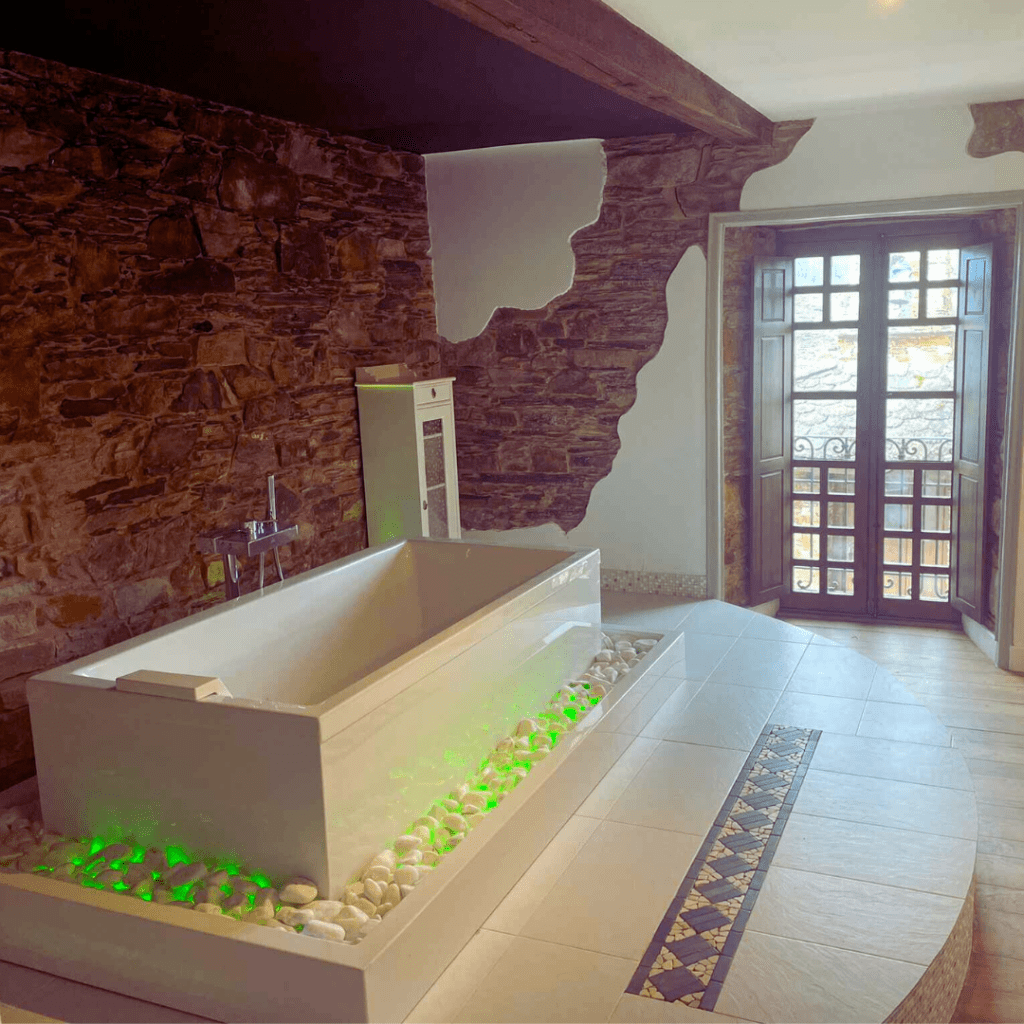 Asteria retreats Jacuzzi Jupiter Room